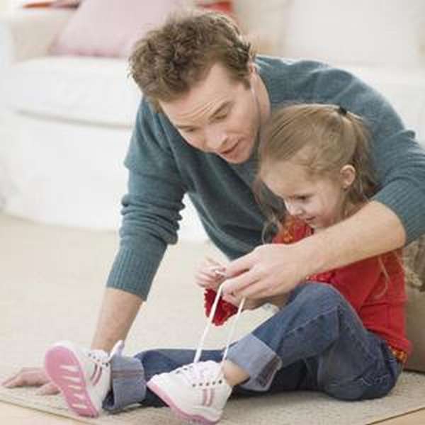 Обучение ребенка завязыванию шнурков